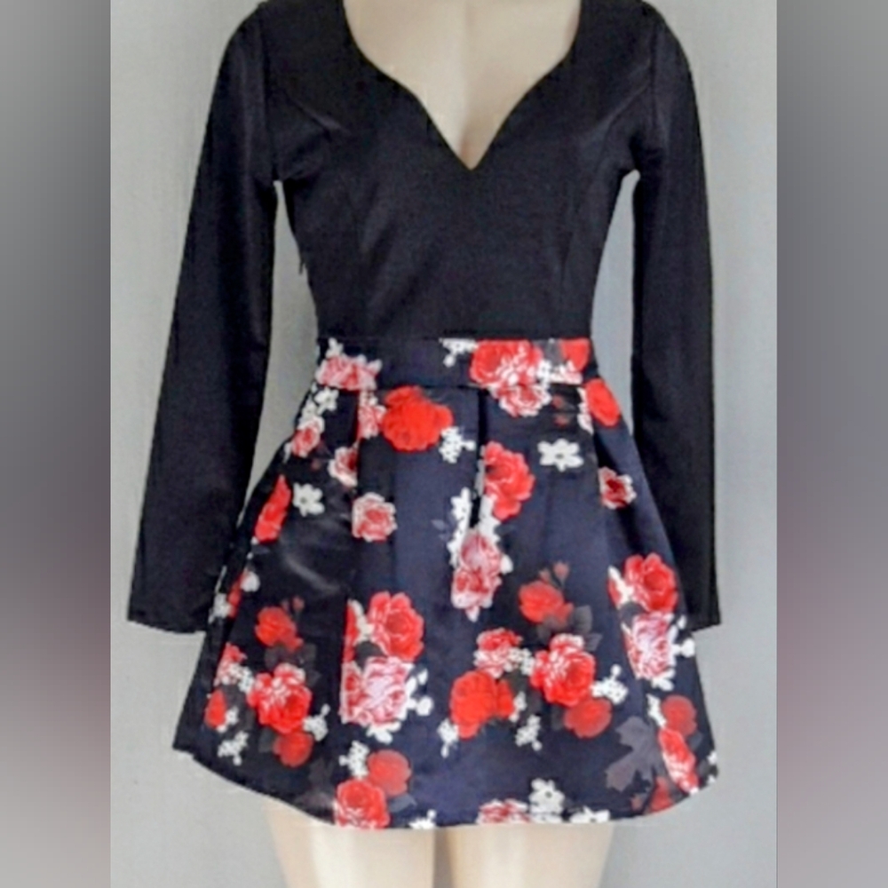 Beautiful black 🖤& ♥️ red cocktail dress!